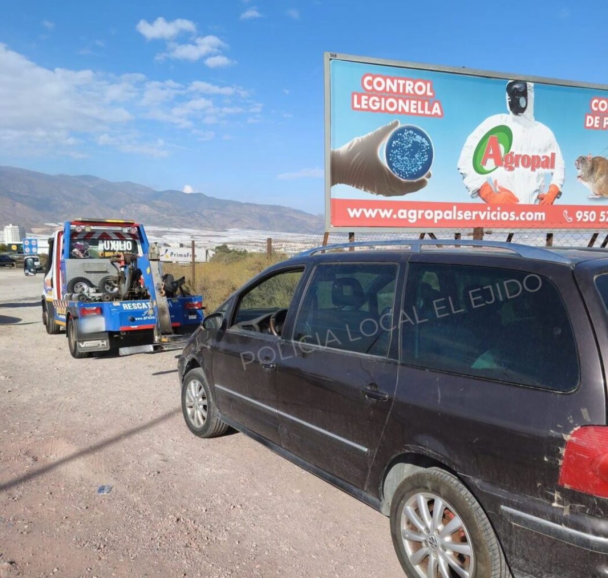 La grúa se lleva uno de los taxis piratas. /DC