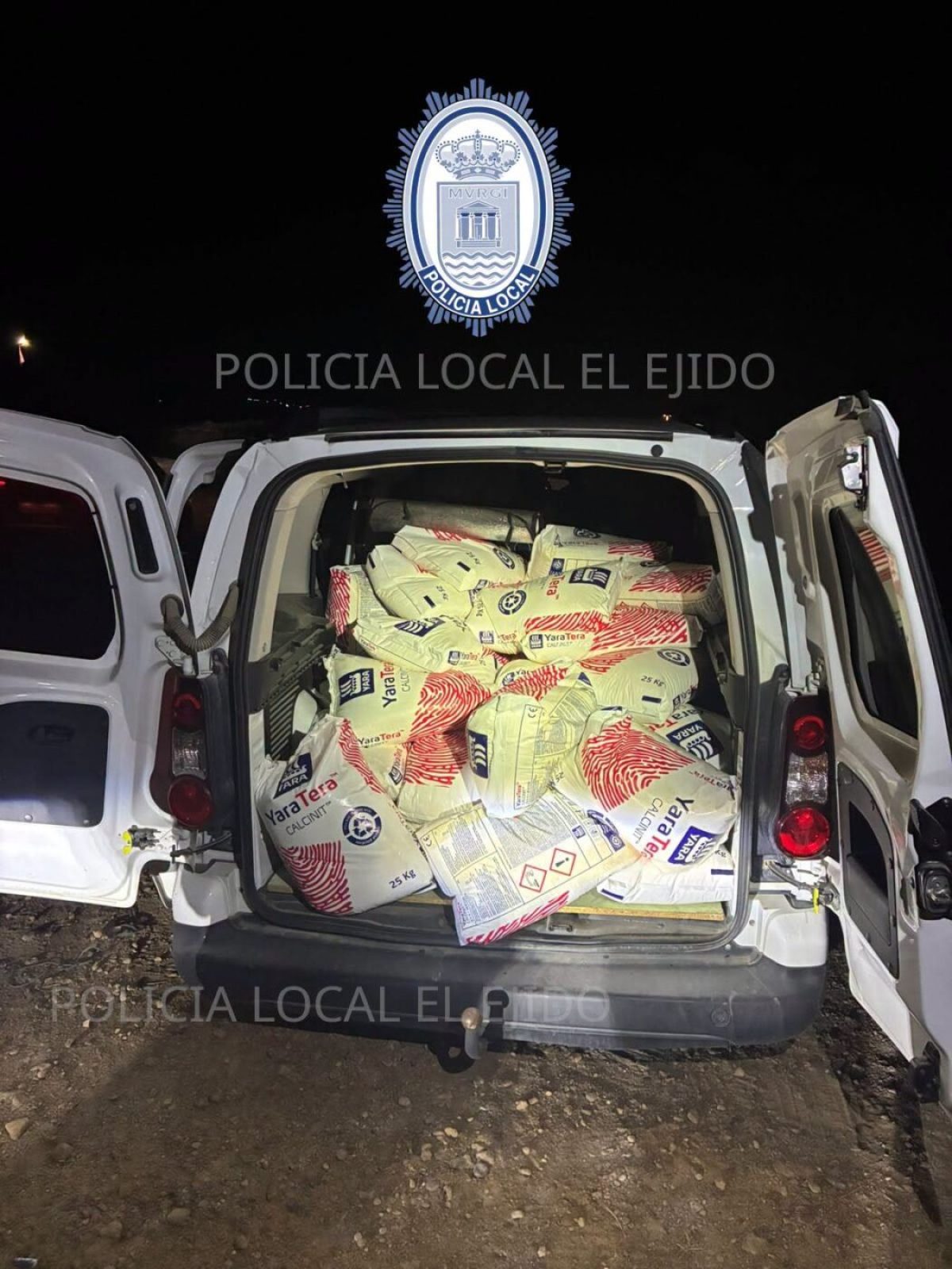 Vehículo y productos recuperados por la Policía Local ejidense. /DC