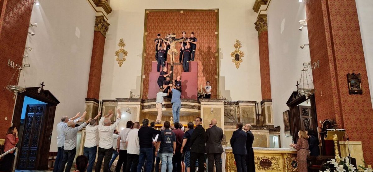 Bajada extraordinaria del Cristo de la Luz para poder comenzar su restauración. /DC