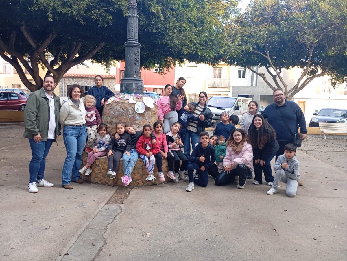 Los jóvenes de la comunidad gitana posando para la foto. /DC