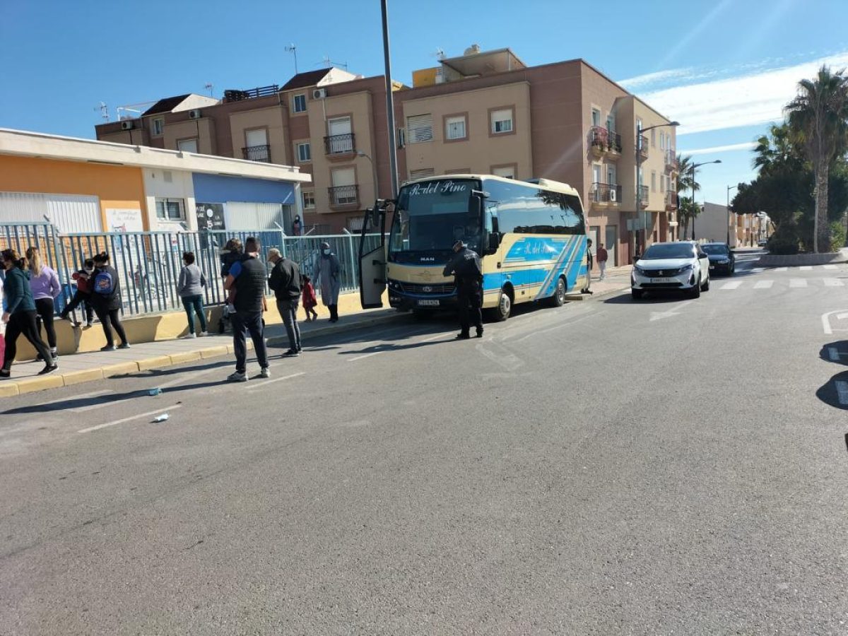 Control de la Policía Local a un bus escolar. /Ayto. Vícar