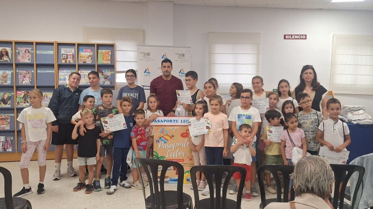 El Ayuntamiento de Adra entrega los premios a los 65 participantes del 'Pasaporte Lector'