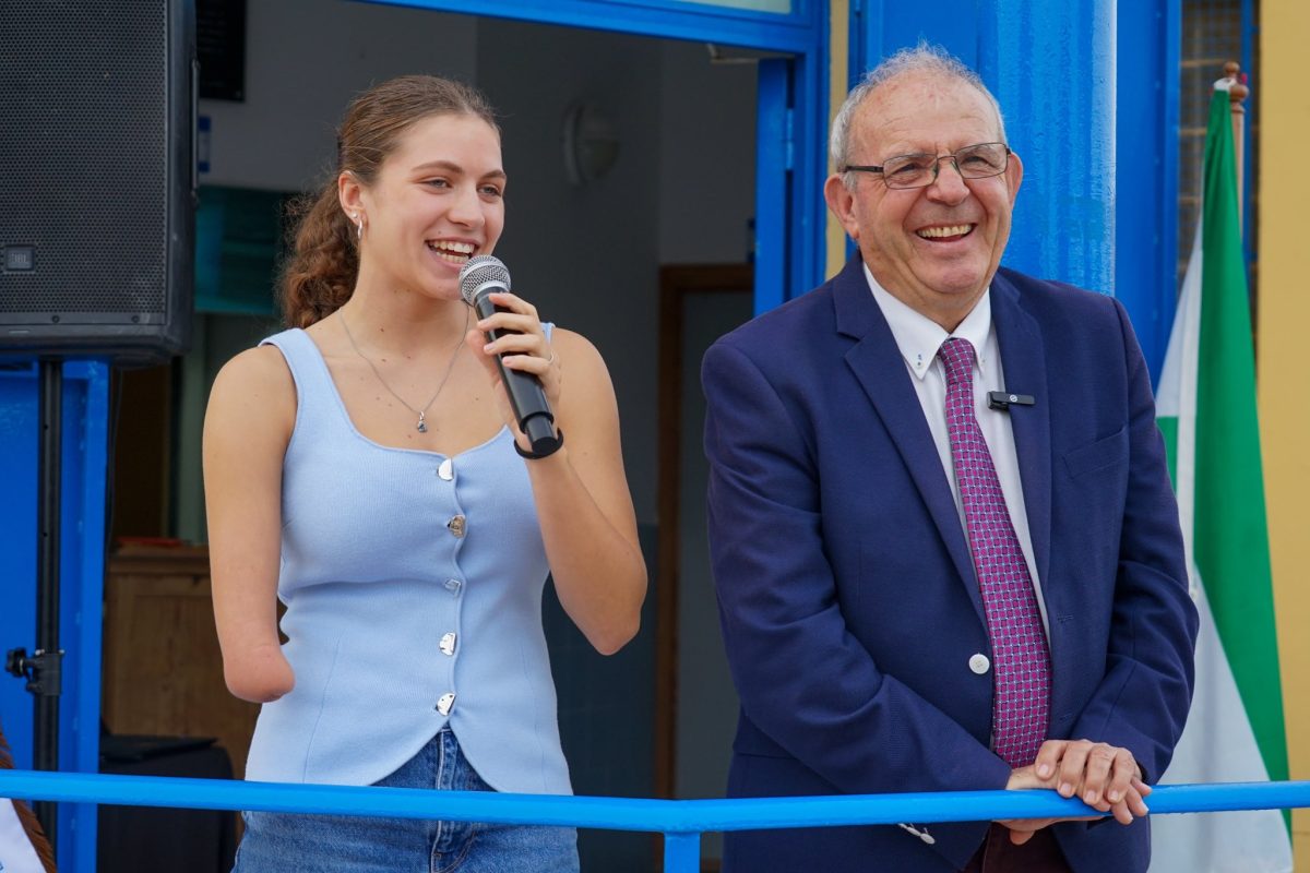 La nadadora Anastasia Dmytriv con el alcalde vicario, Antonio Bonilla