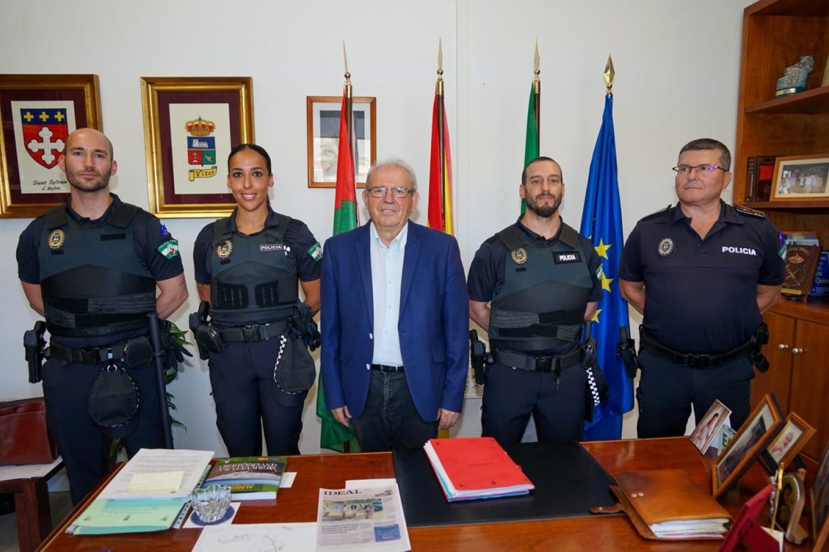 Antonio Bonilla recibe a tres nuevos agentes de la Policía Local