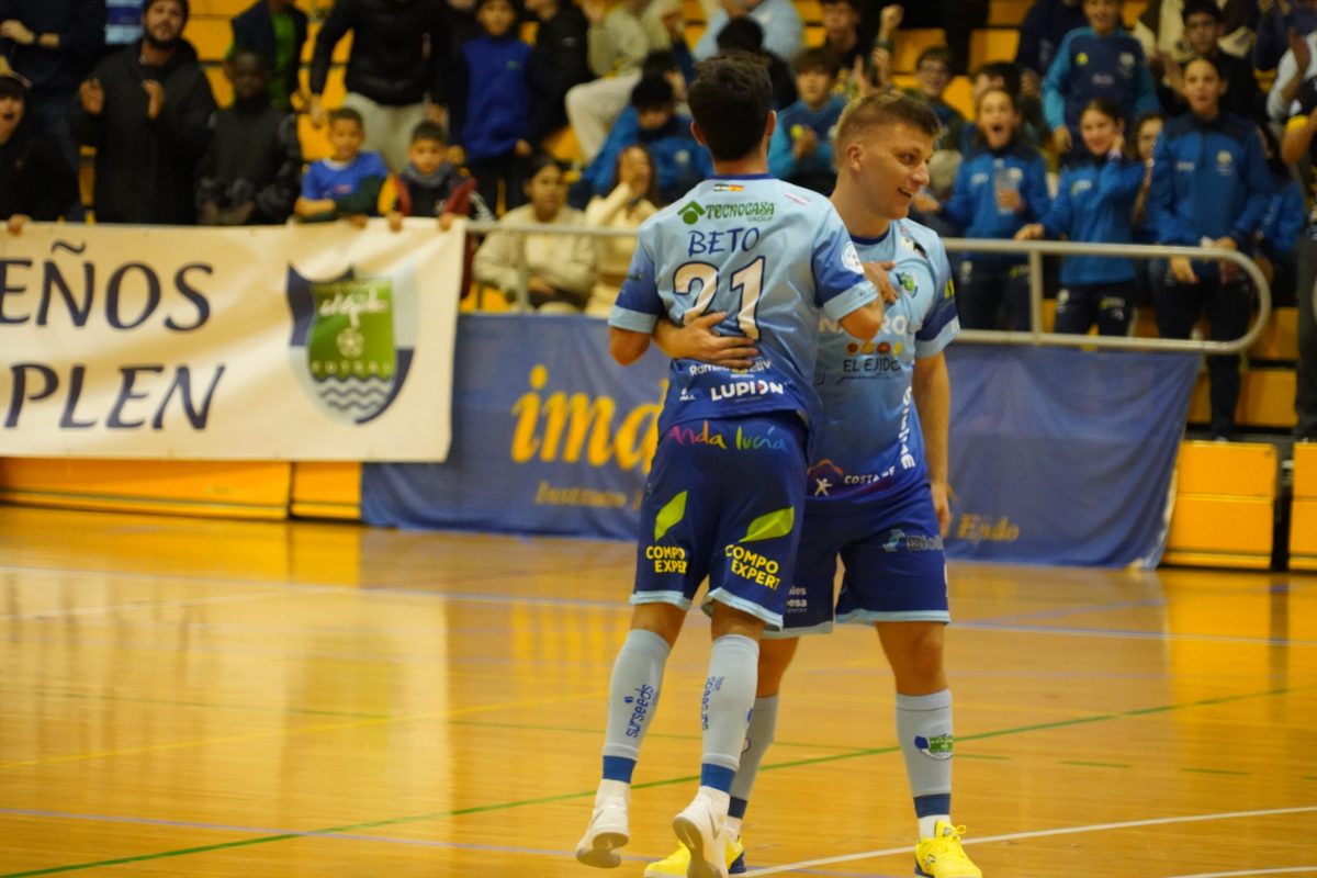 Beto y Cristian Rubio celebrando un gol