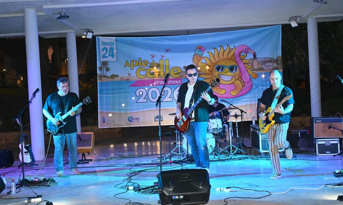 Los Camaleones Rock se presentaban en Roquetas de Mar con una novedad en la formación
