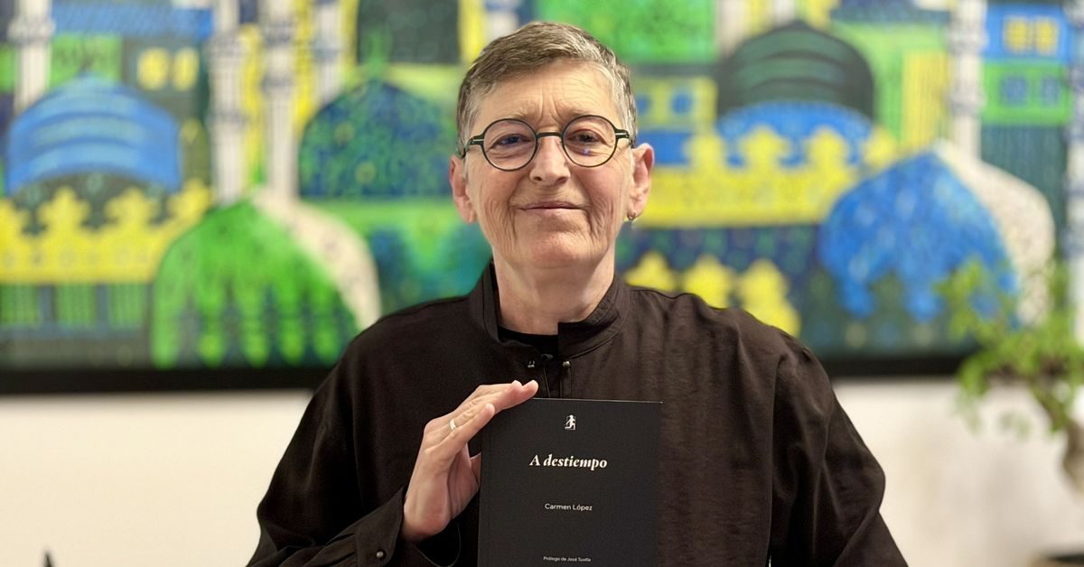 Carmen López posa con su poemario