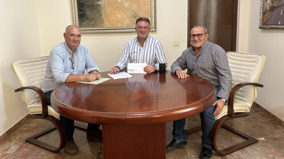 Campoejido realiza una donacion al Ayuntamiento de Berja