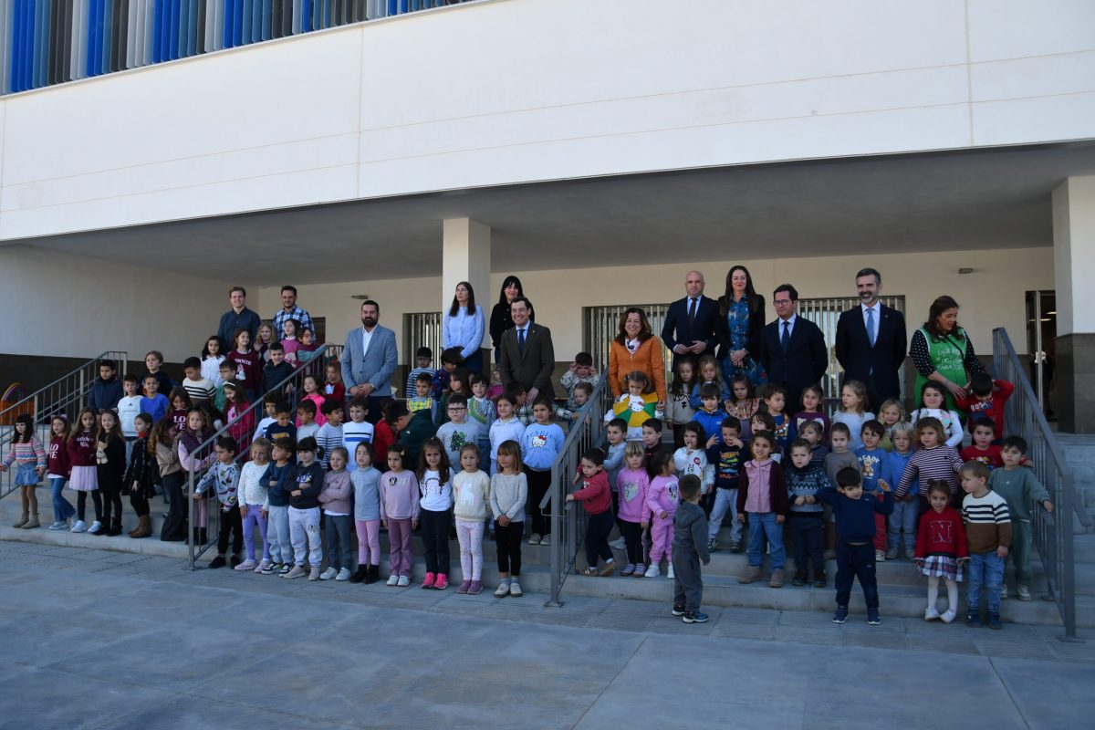 El presidente de la Junta de Andalucía posó con alumnado, profesores y algunas de las autoridades que lo acompañaron