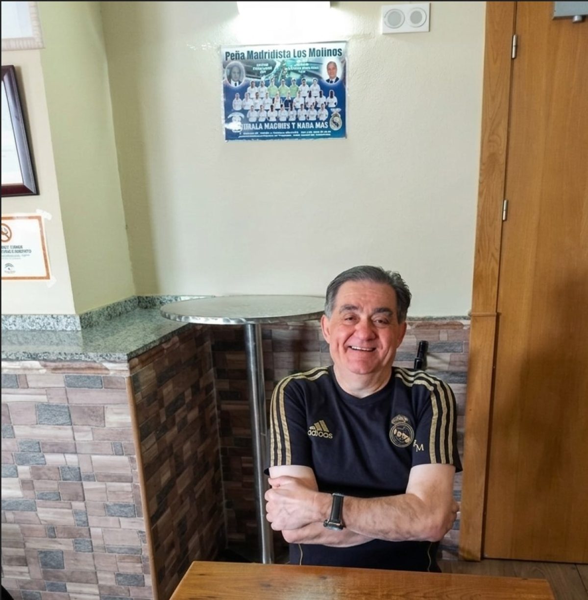 ‘Miguel, el del bar El Español' posando para D-CERCA. /J. L. GÓMEZ