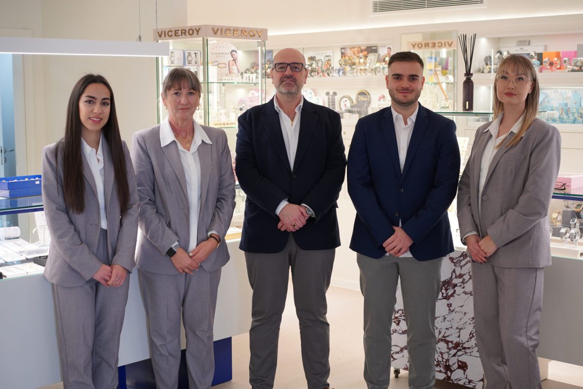 Parte del equipo de Joyería Ana.