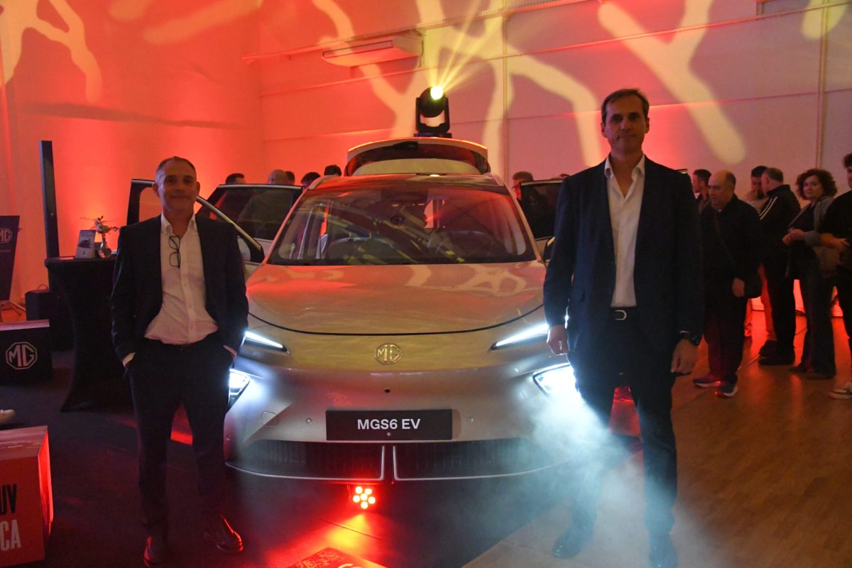 Joaquín Miguel García y Santiago Pérez-Silva, junto al nuevo modelo.