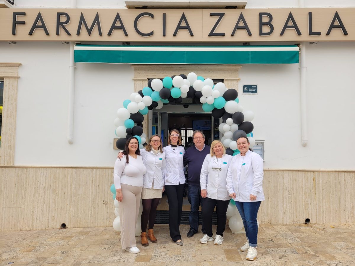 Actual equipo de la Farmacia Zabala de Dalías. /DC
