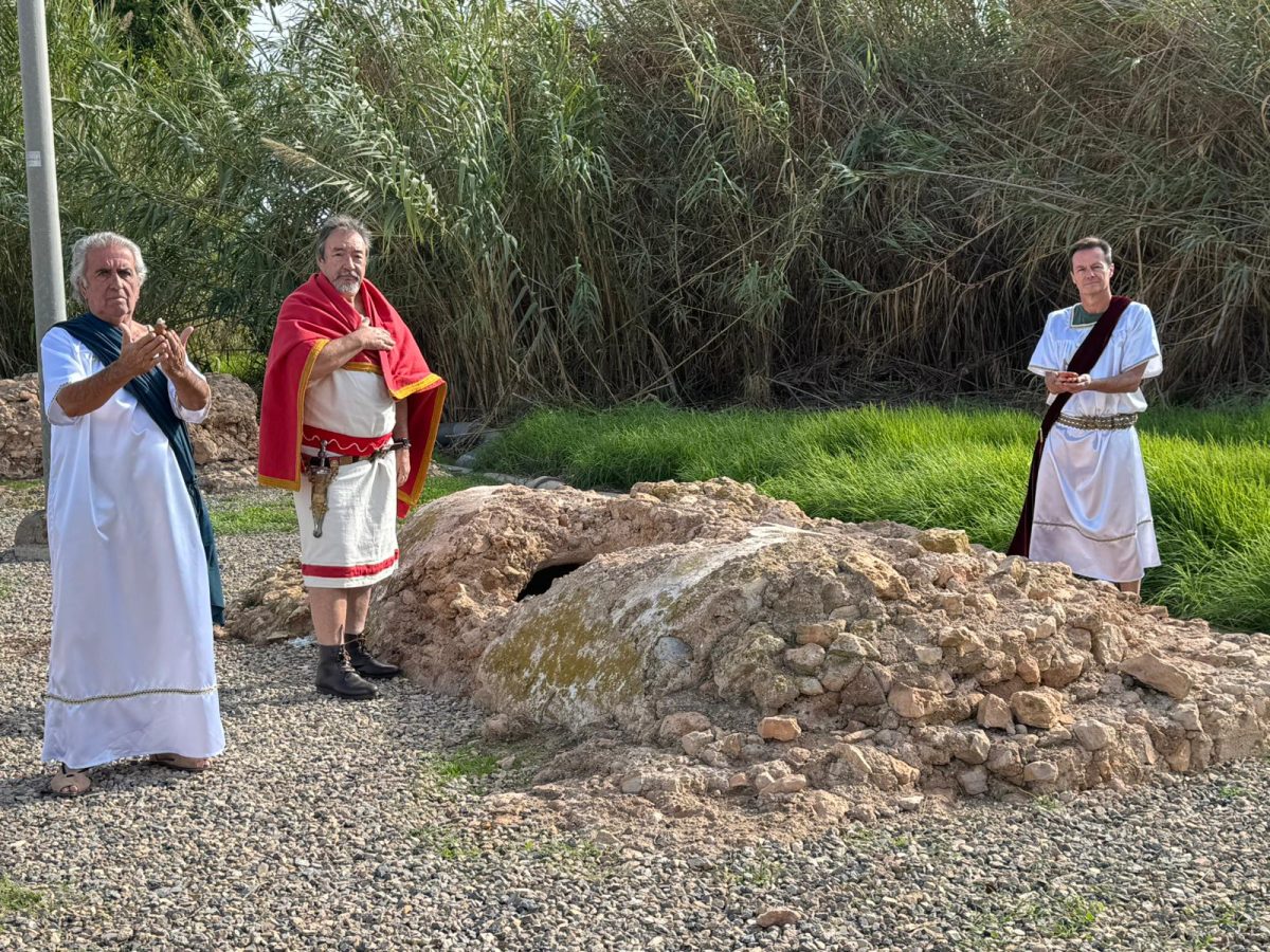 José Andrés Cano, Antonio Quesada y Miguel Guerrero, de la Asociación Cultural Ángel Aguilera Alférez, caracterizados de ciudadanos murgitanos, ante las tumbas de la N 340. / Mari Carmen Cano.
