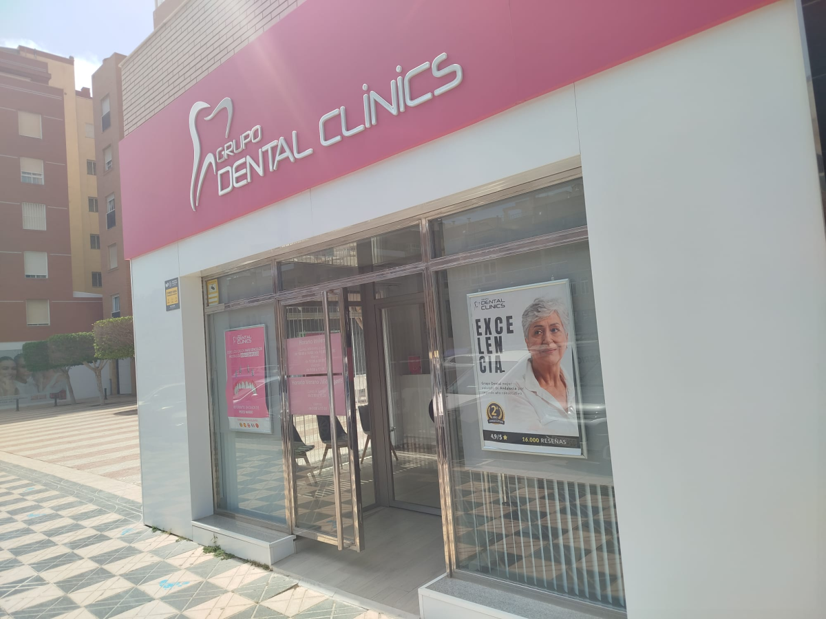 Entrada de Grupo Dental Clinics Roquetas, en Avenida del Rey Juan Carlos I
