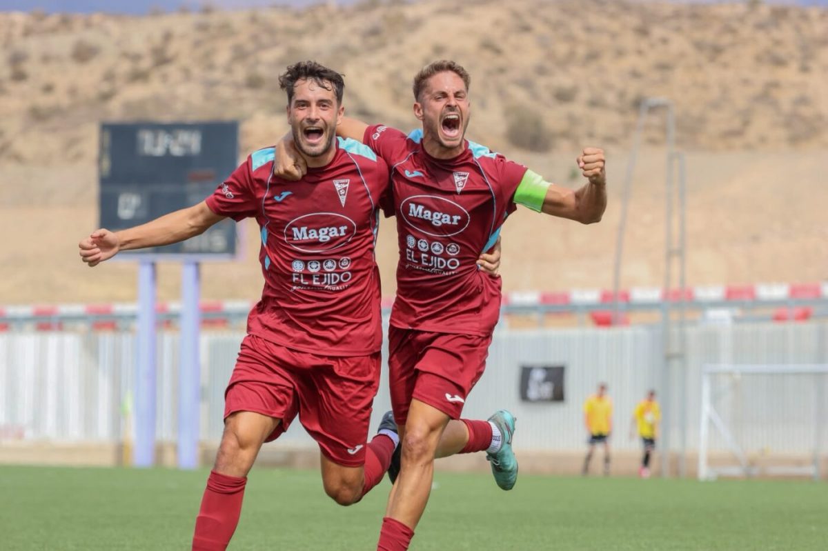 Alejandro Vargas y Antonio Navas celebrando un gol