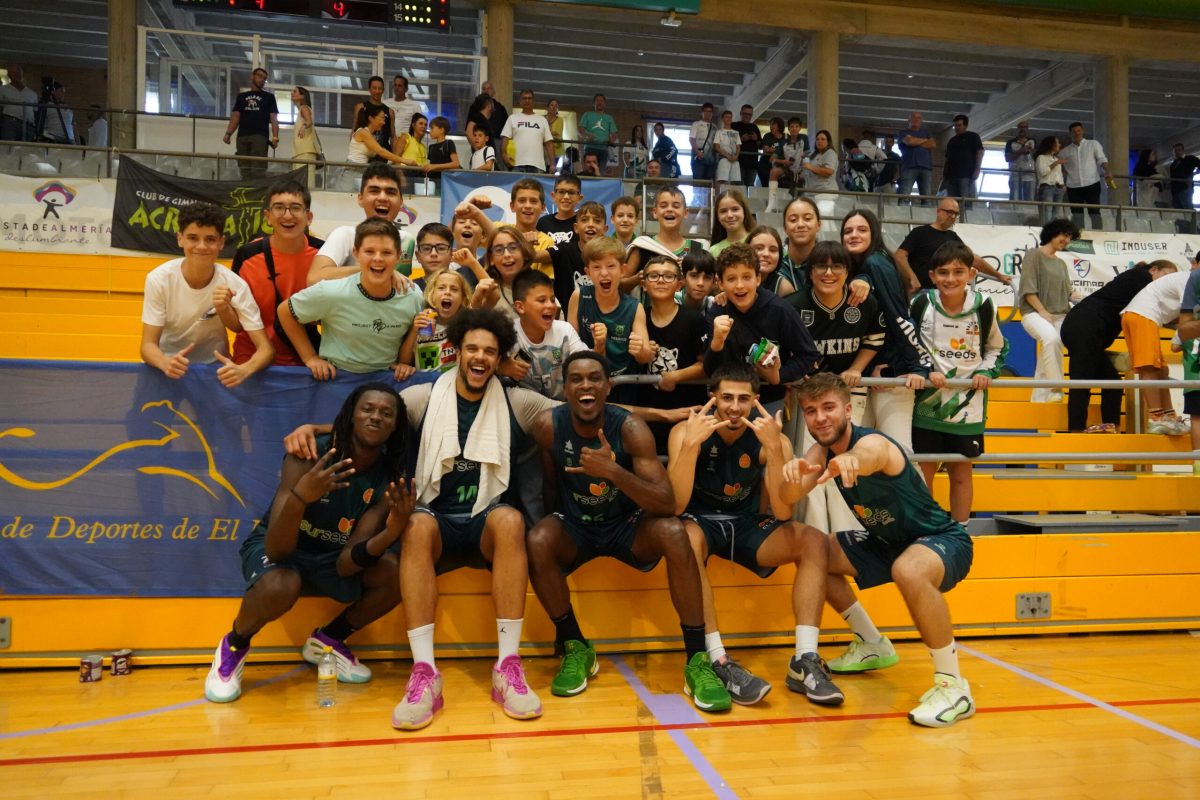 Eufórica celebración de la victoria con la celebración al finalizar el encuentro
