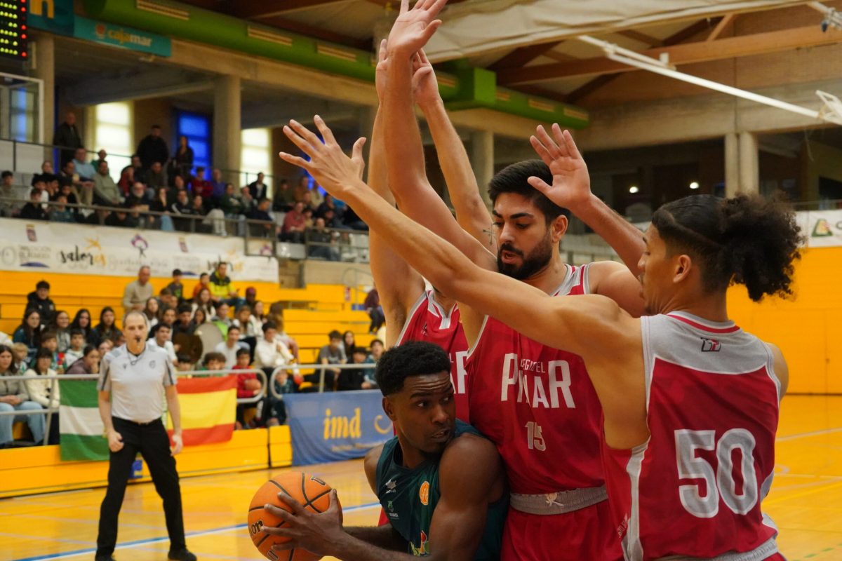 Kehasson Oulai contra jugadores del Colegio El Pinar