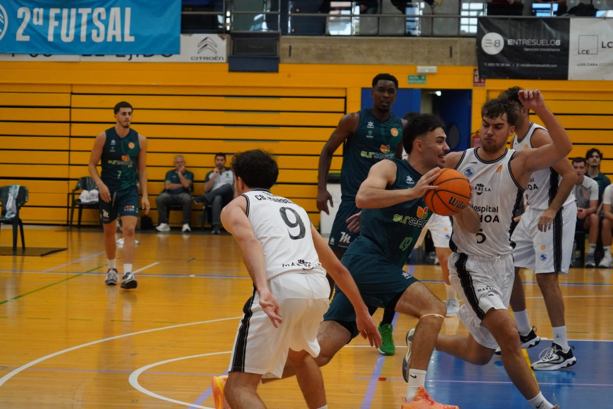 Gonzalo Carral entrando a canasta contra Marbella.
