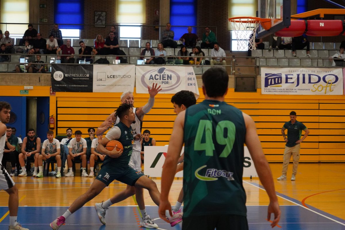 Davy Rocha, el MVP contra La Línea, entrando a canasta. /A.G.