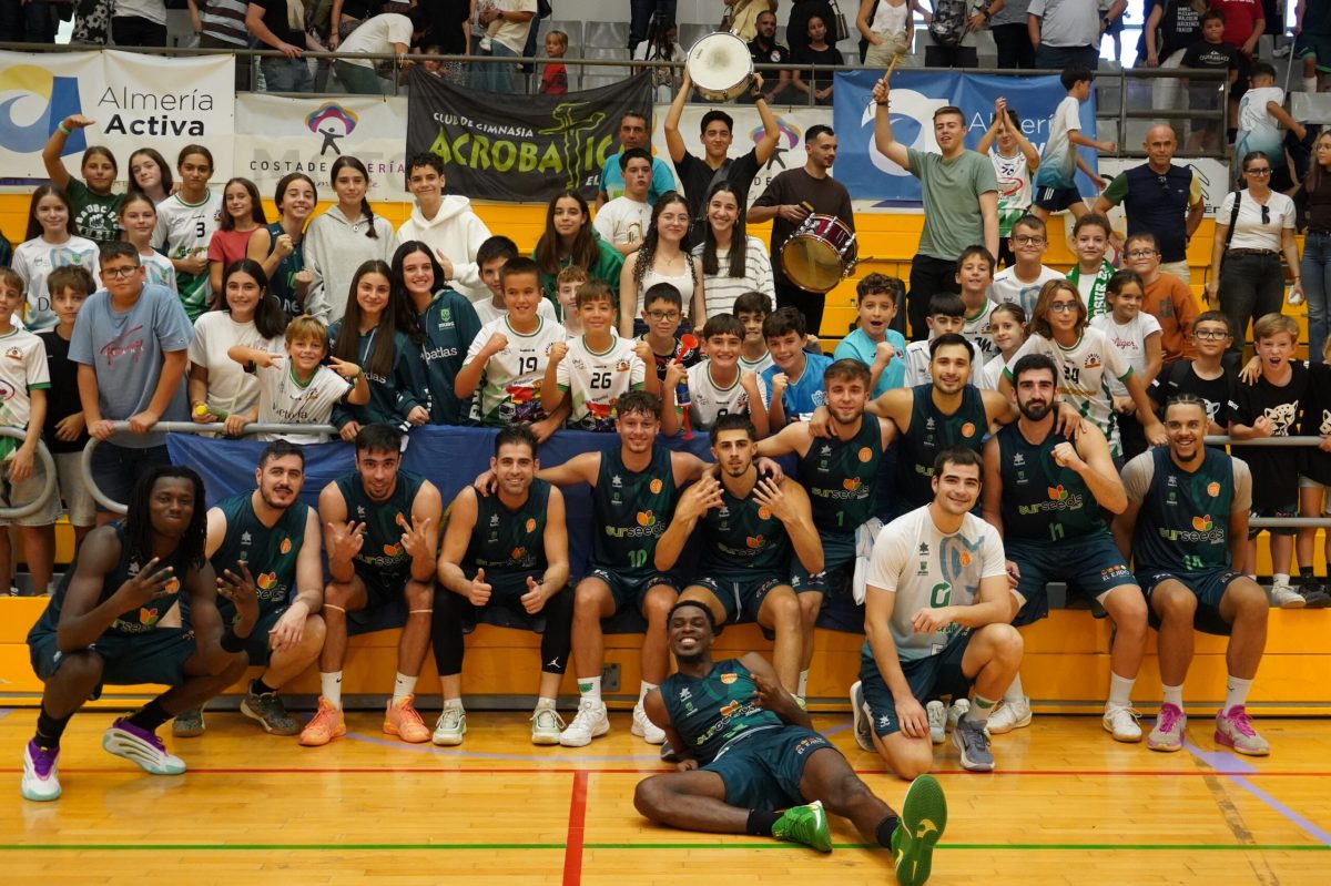 Foto de equipo con la afición tras finalizar el encuentro. /Ana Gutiérrez