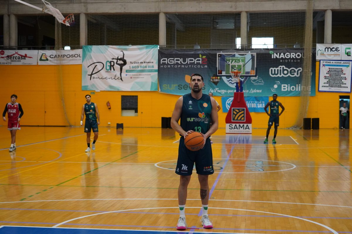 Cristian Ramón preparándose para ejecutar un tiro libre