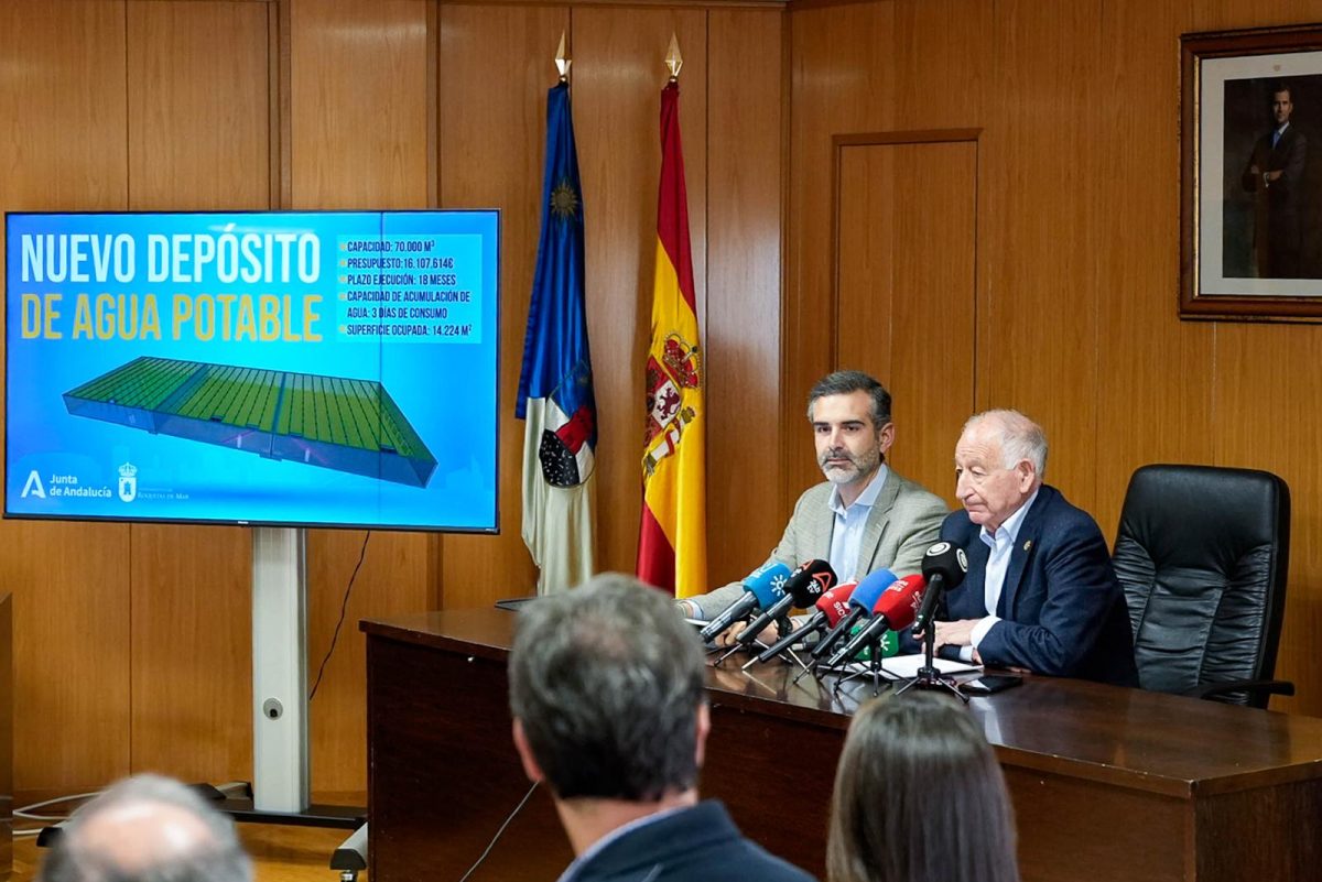 El consejero de Agricultura, Pesca, Agua y Desarrollo Rural, Ramón Fernández-Pacheco, en la presentación del proyecto de nuevo depósito junto al alcalde roquetero, Gabriel Amat