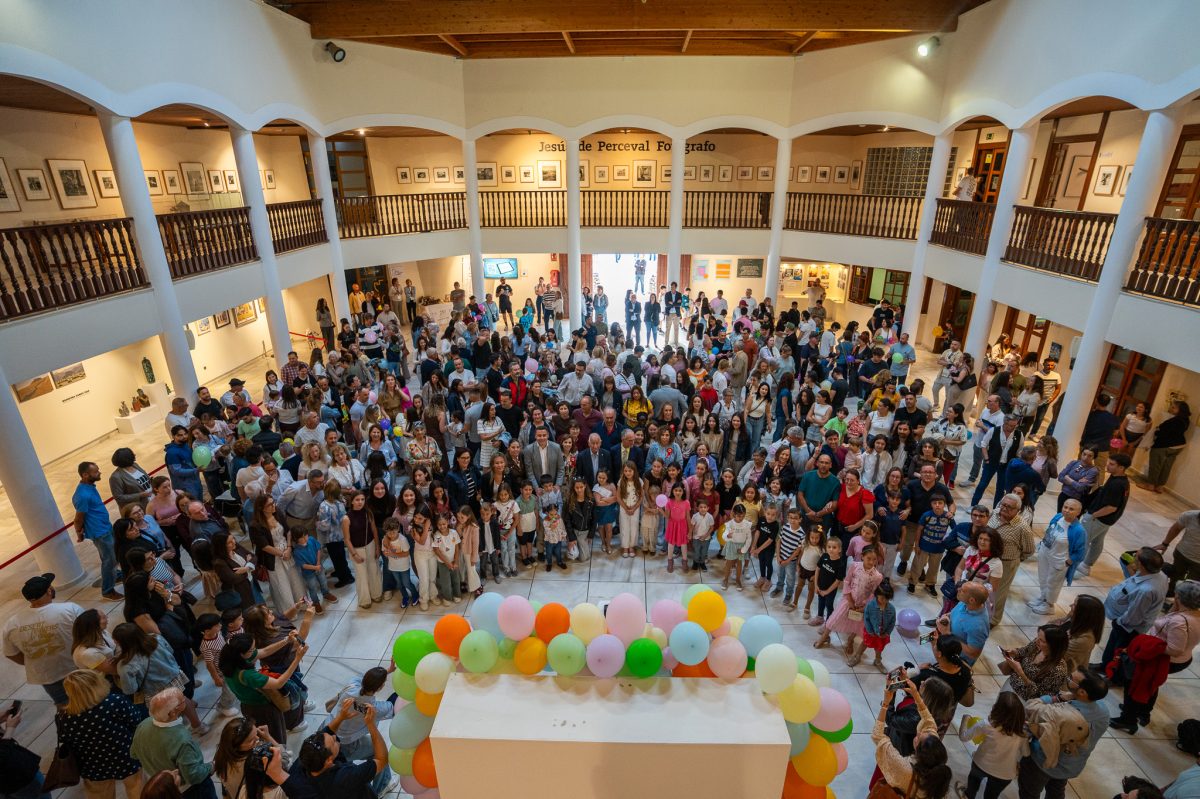 Alumnos de los talleres municipales de pintura y cerámi-ca exponen sus trabajos en el Castillo de Santa Ana