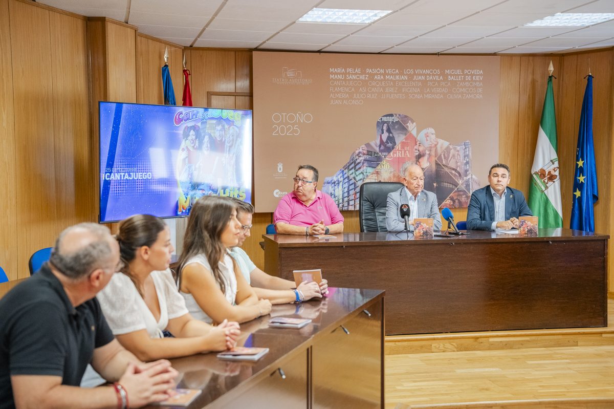 Un momento de la presentación del programa cultural de otoño de Roquetas de Mar