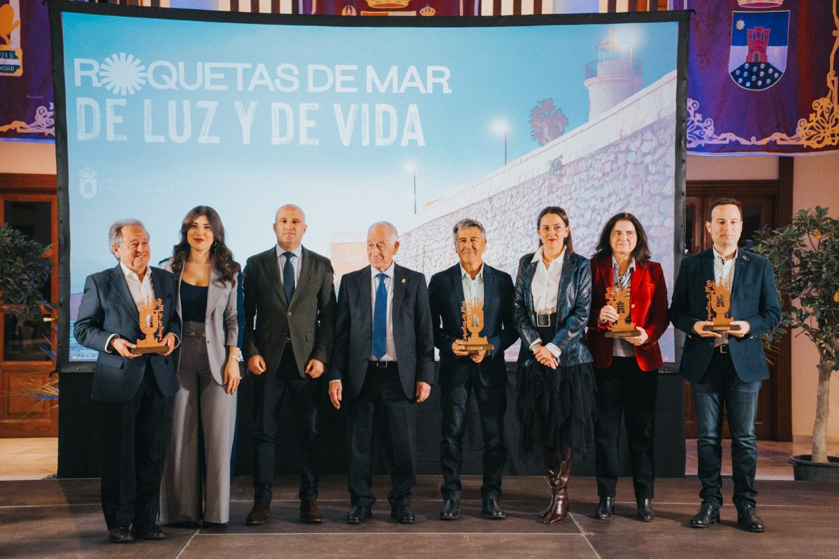 Foto de familia de los galardonados con los Premios Castillo de Las Roquetas, junto al alcalde Gabriel Amat