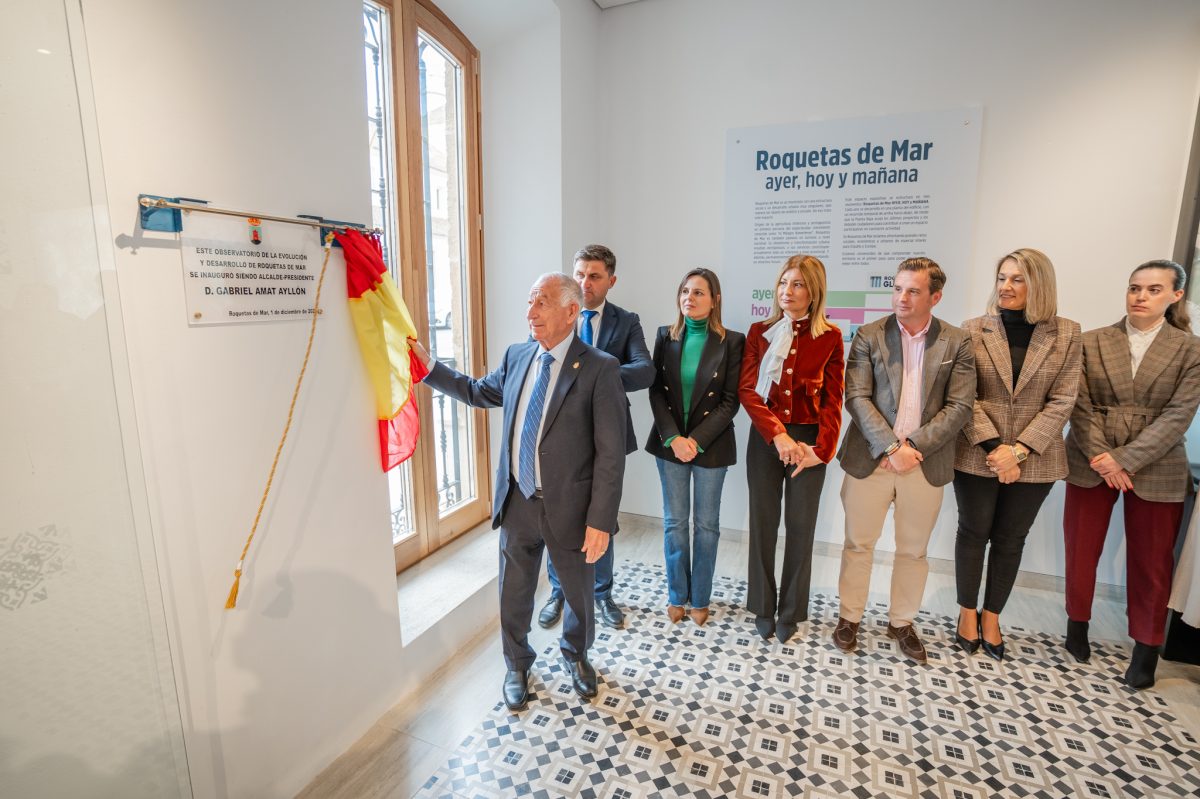 Gabriel Amat descubre la placa inaugural
