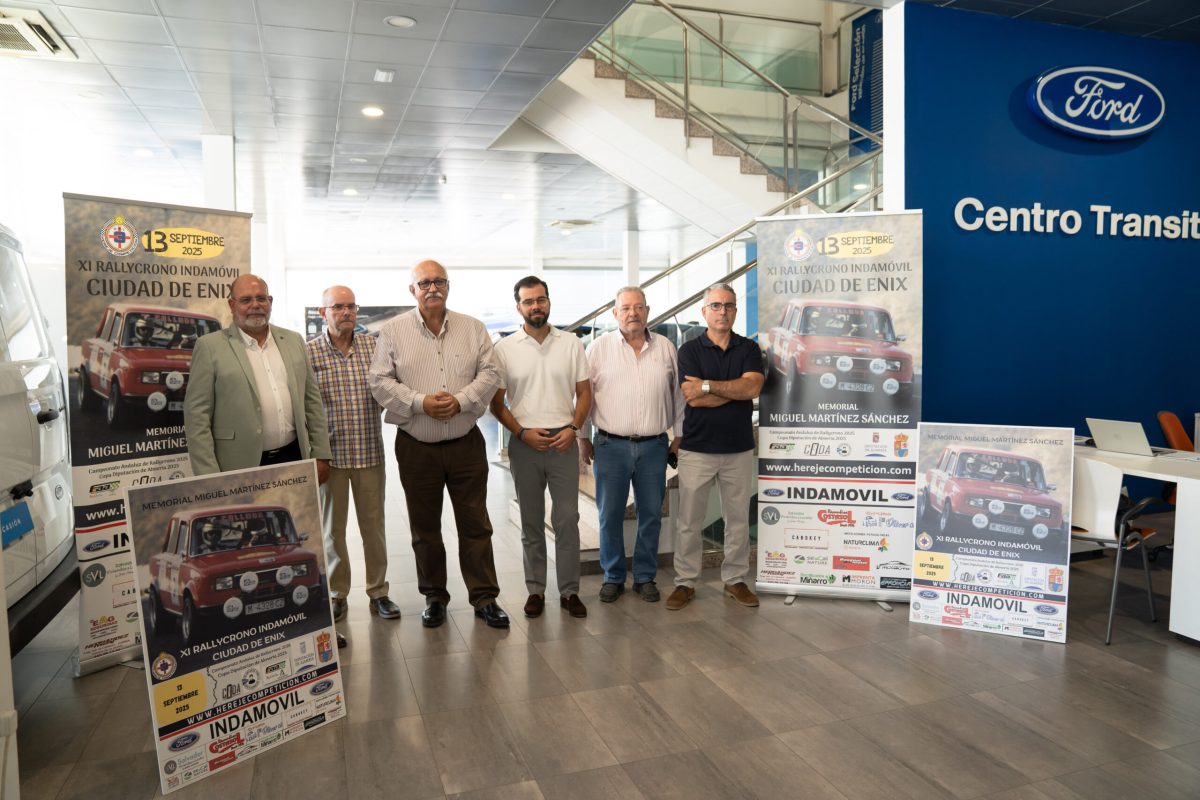 El diputado provincial y alcalde de Enix, Álvaro Izquierdo, participa en la presentación del XI Rallycrono Indamóvil Ciudad de Enix. En el Concesionario Ford Indamóvil.