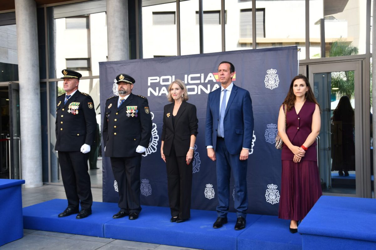 La alcaldesa de El Ejido (centro) junto a los comisarios, el subdelegado de Gobierno y la jueza decana. /F. L. V.