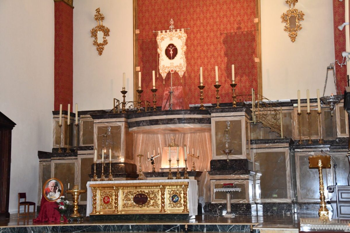 El estandarte ocupa de momento el lugar del Cristo de la Luz en el altar. /F. L. V.