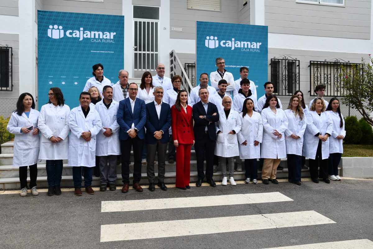 Foto final de la reina con los investigadores de ‘Las Palmerillas’. /F. L. V.