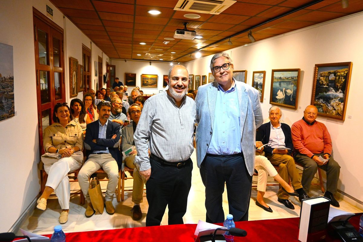 Juan Manuel de Prada fue el protagonista del Aula de Literatura de Roquetas que se celebró en el Castillo de Santa Ana