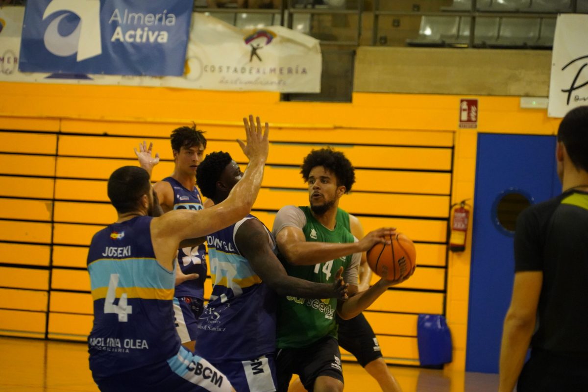 Davy Rocha contra los jugadores del CB Costa Motril el pasado sábado.