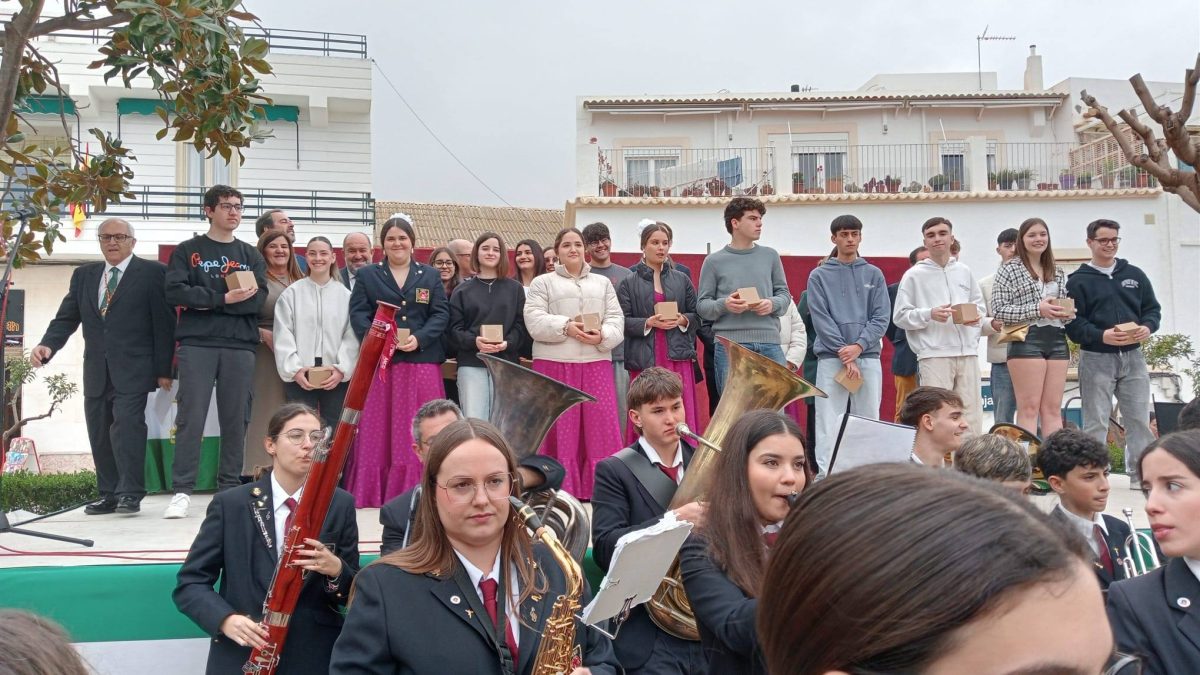 Los chicos y chicas que cumplen 18 años recibieron un obsequio por el Día de Andalucía en Dalías. /DC