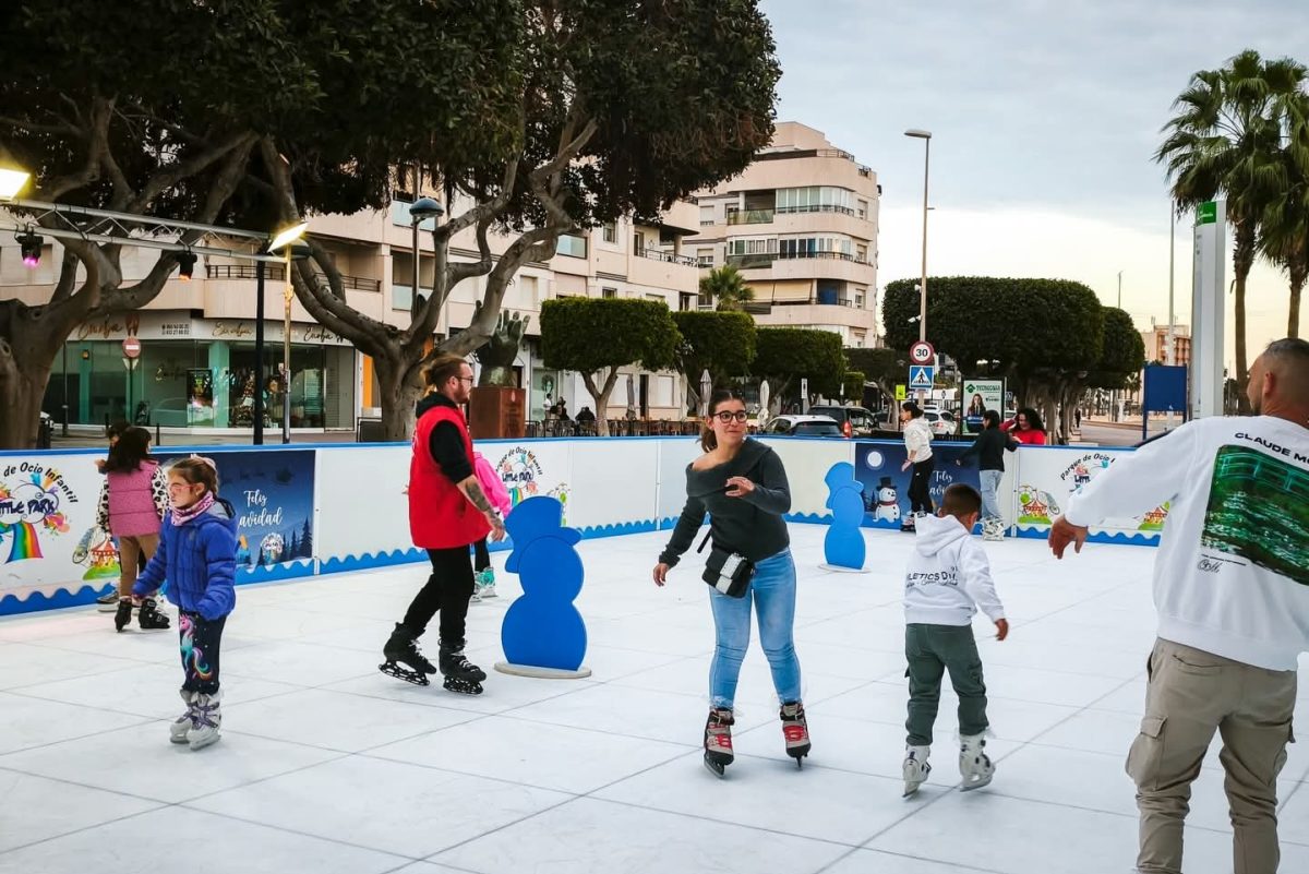 Imagen de archivo de la pista de patinaje navideña de Adra. DC