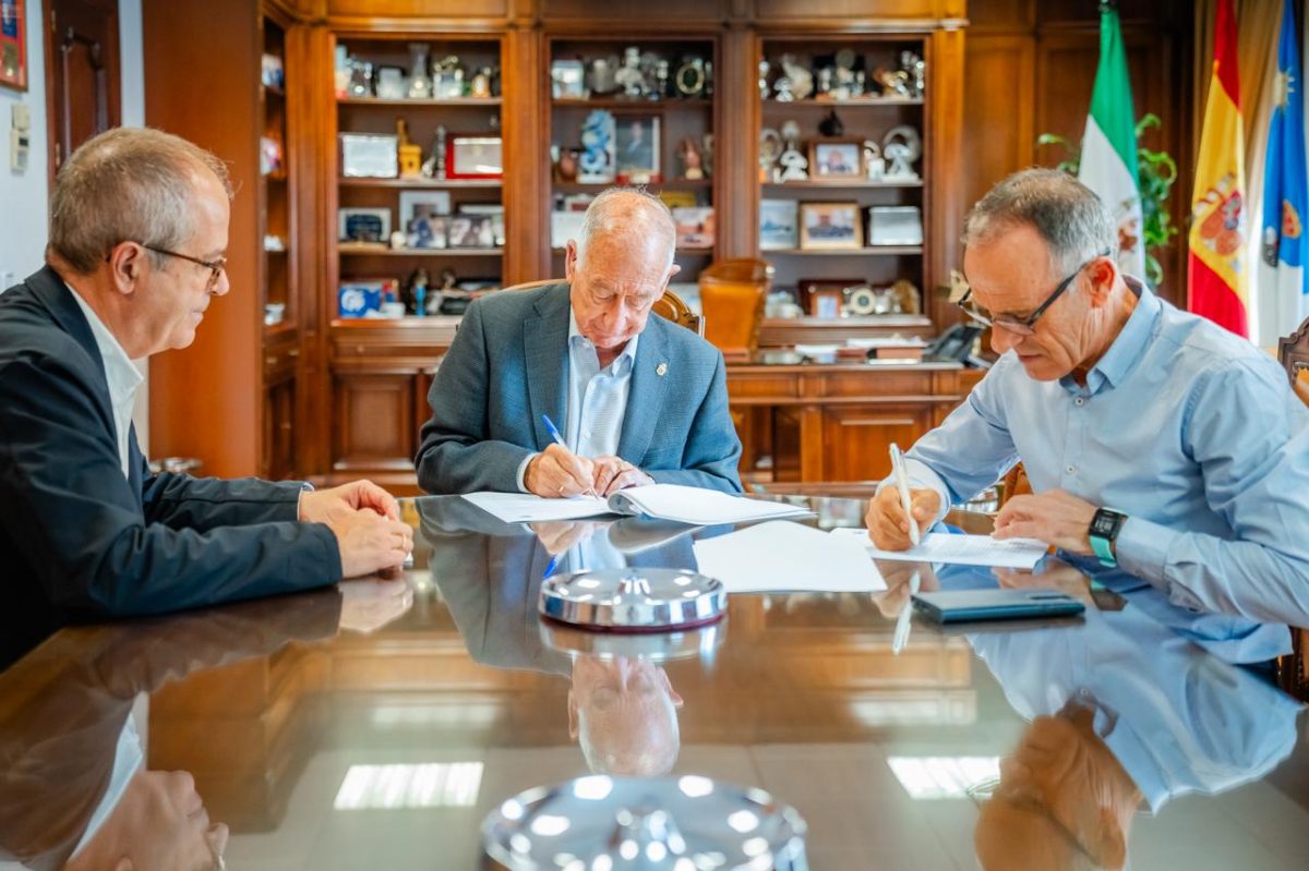 Firma del acuerdo con Sol y Arena