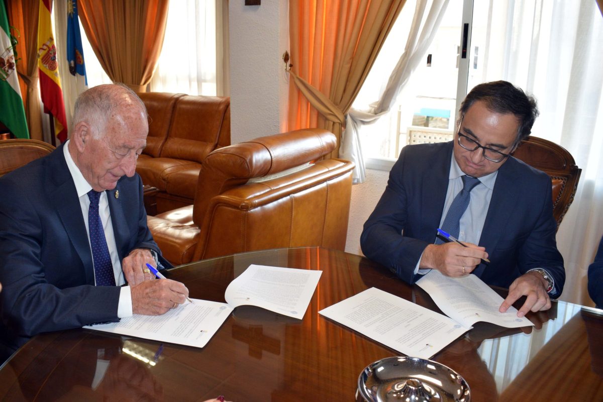 El rector de la UAL, José J. Céspedes Lorente, y el alcalde de Roquetas de Mar, Gabriel Amat. /UAL