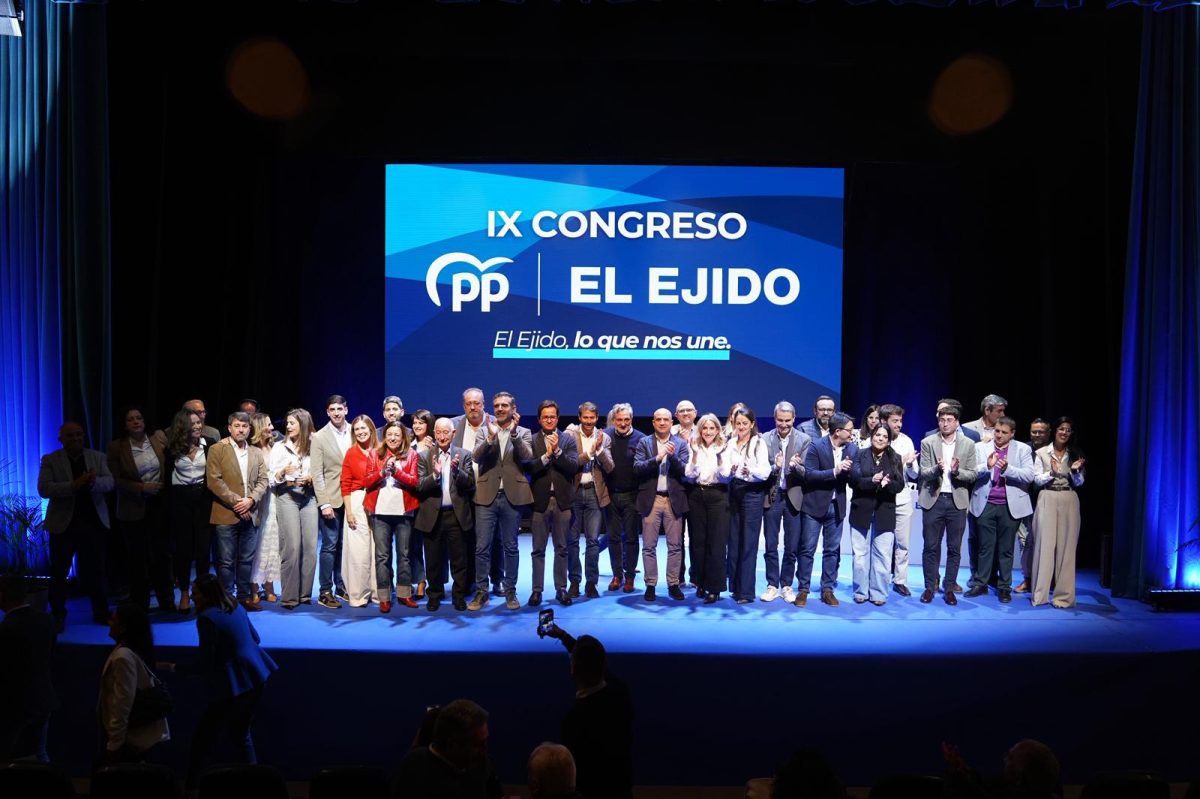 Foto de familia en la clausura del IX Congreso del PP de El Ejido
