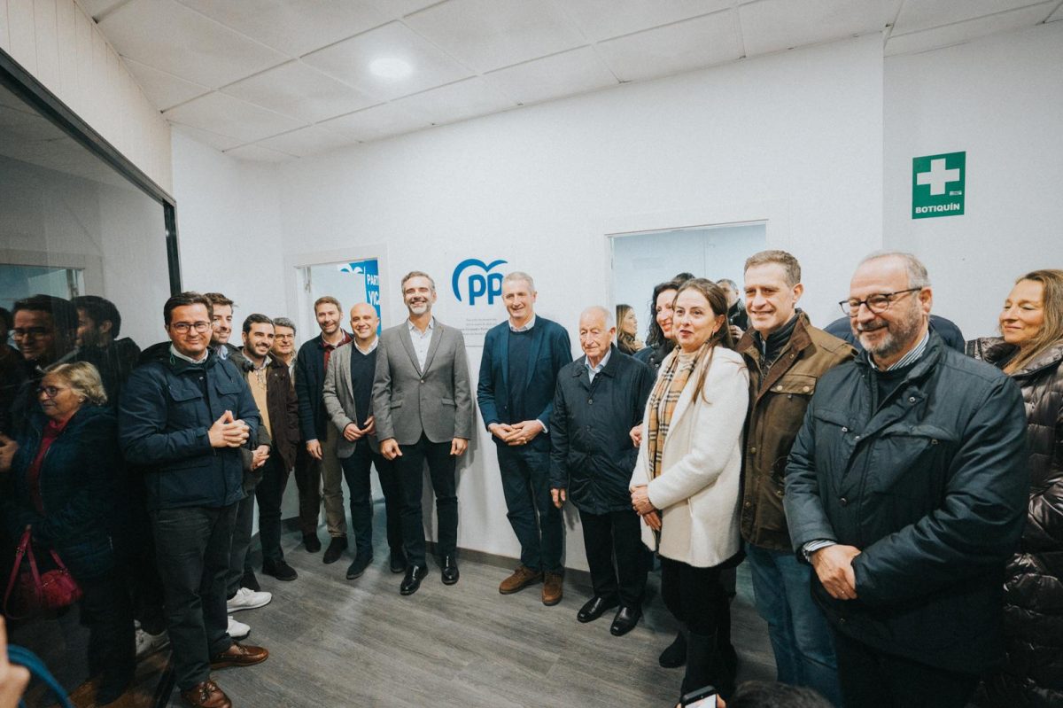 Ramón Fernández-Pacheco rodeado de 'populares' en la inauguración de la sede del PP de Vícar