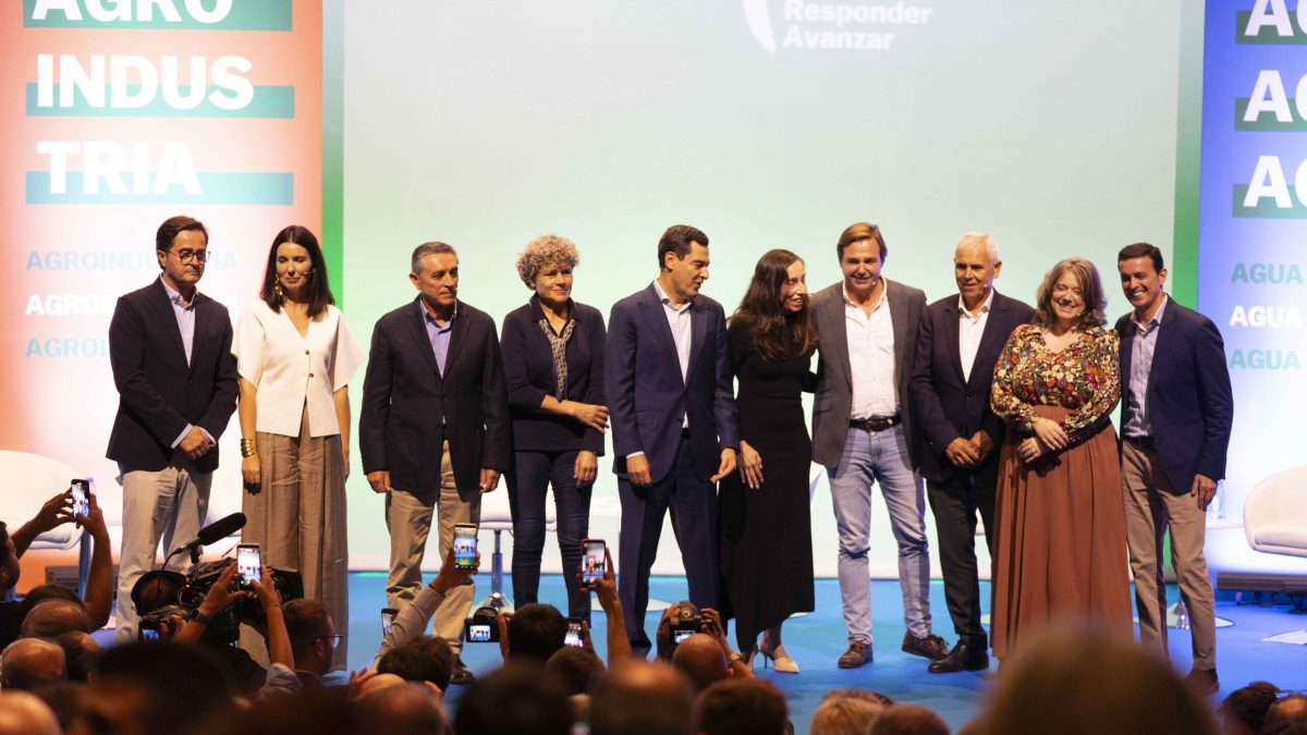 Participantes en el foro posandon al término del evento, celebrado en el Auditorio de El Ejido