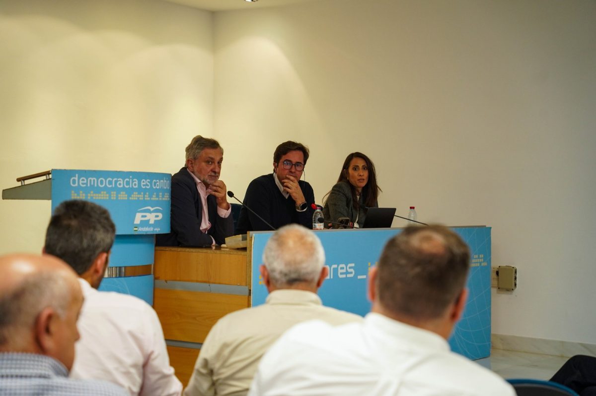 Reunión mantenida en la sede del PP de El Ejido