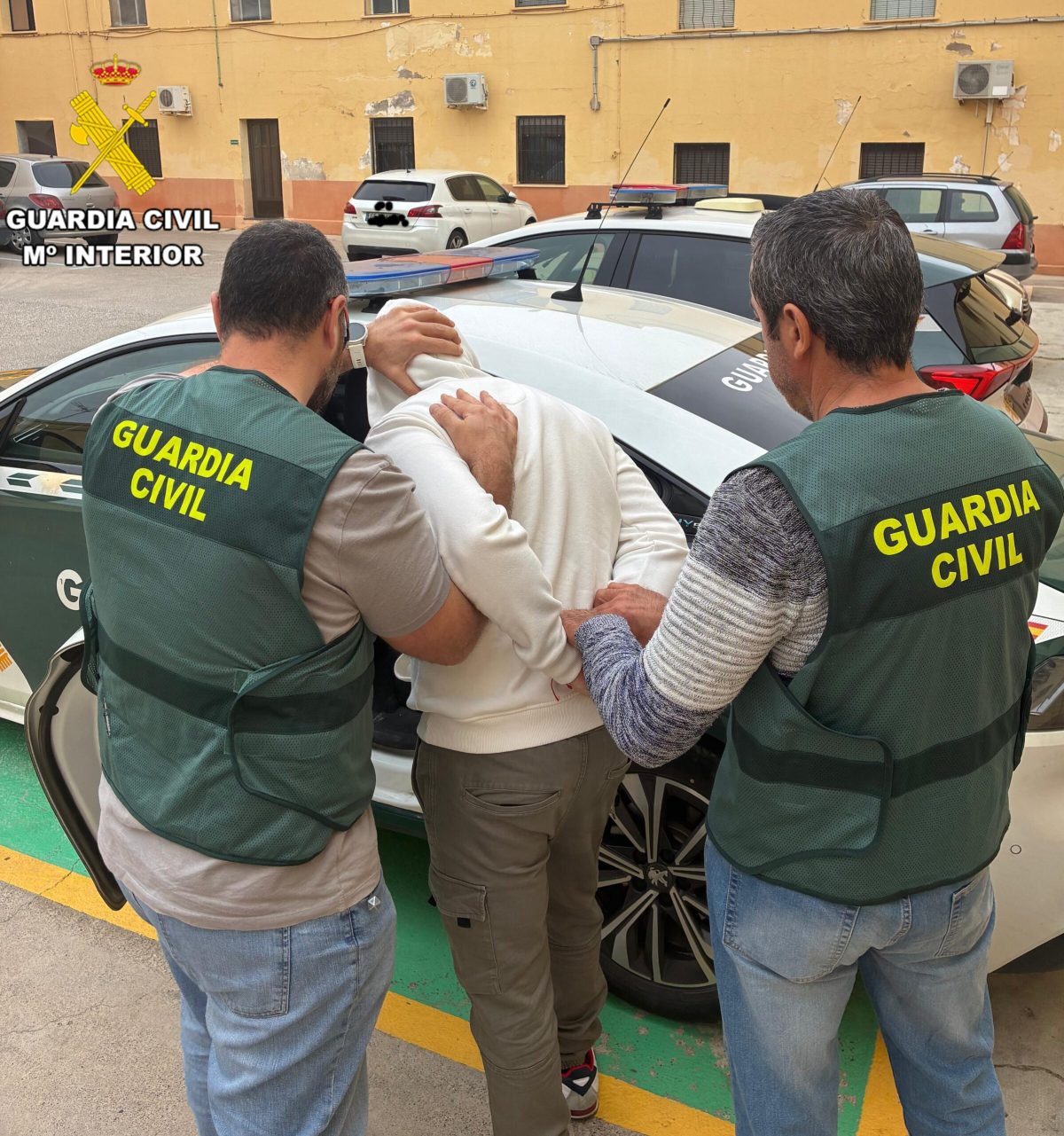 Imagen de uno de los detenidos en el momento del traslado. /DC