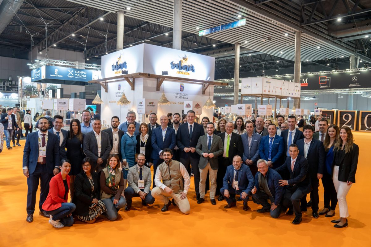 Foto de familia de 'Sabores Almería' de las empresas que participaron en Alimentaria 2024