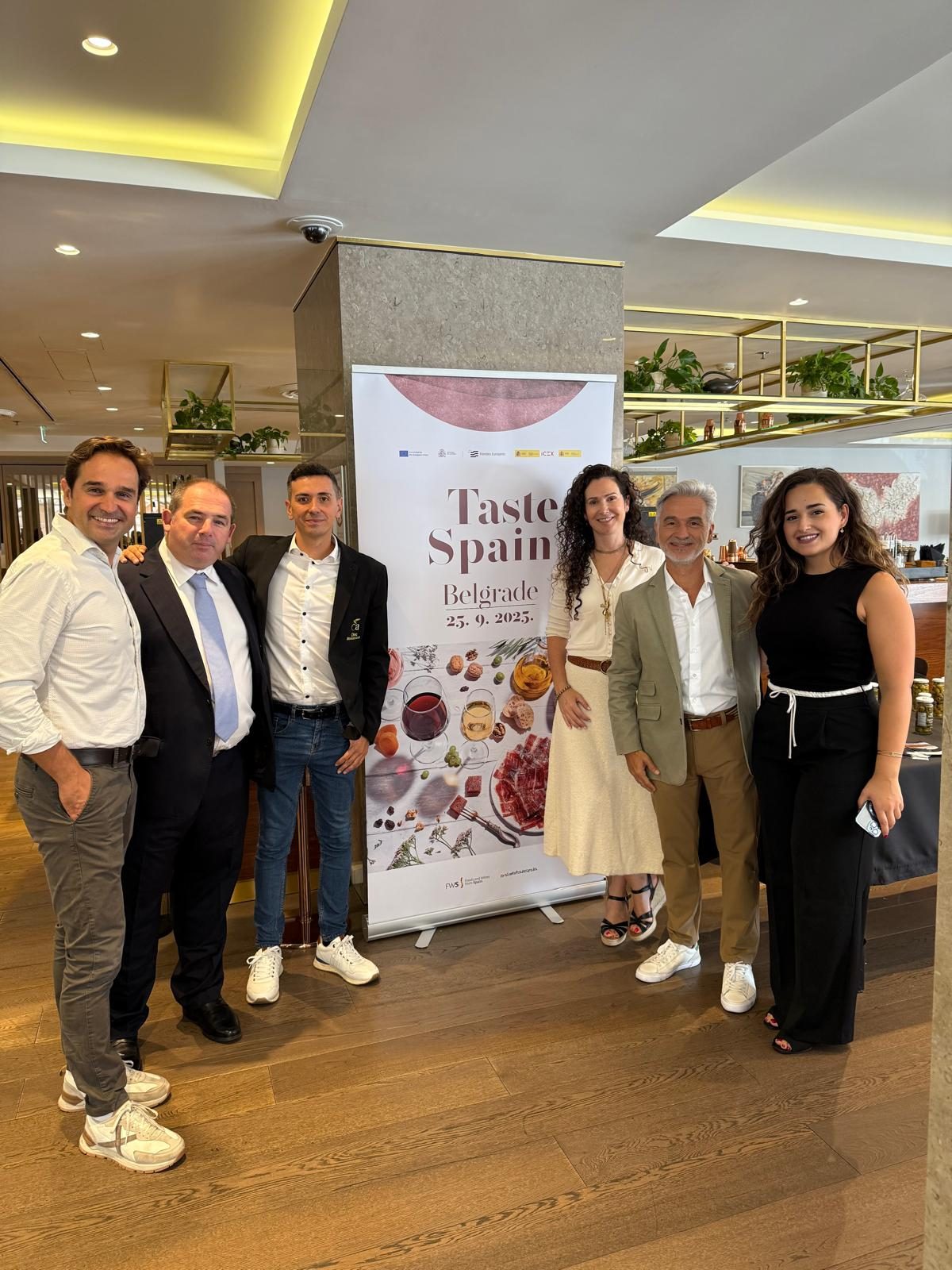 Foto de grupo con los participantes de Sabores en Belgrdo