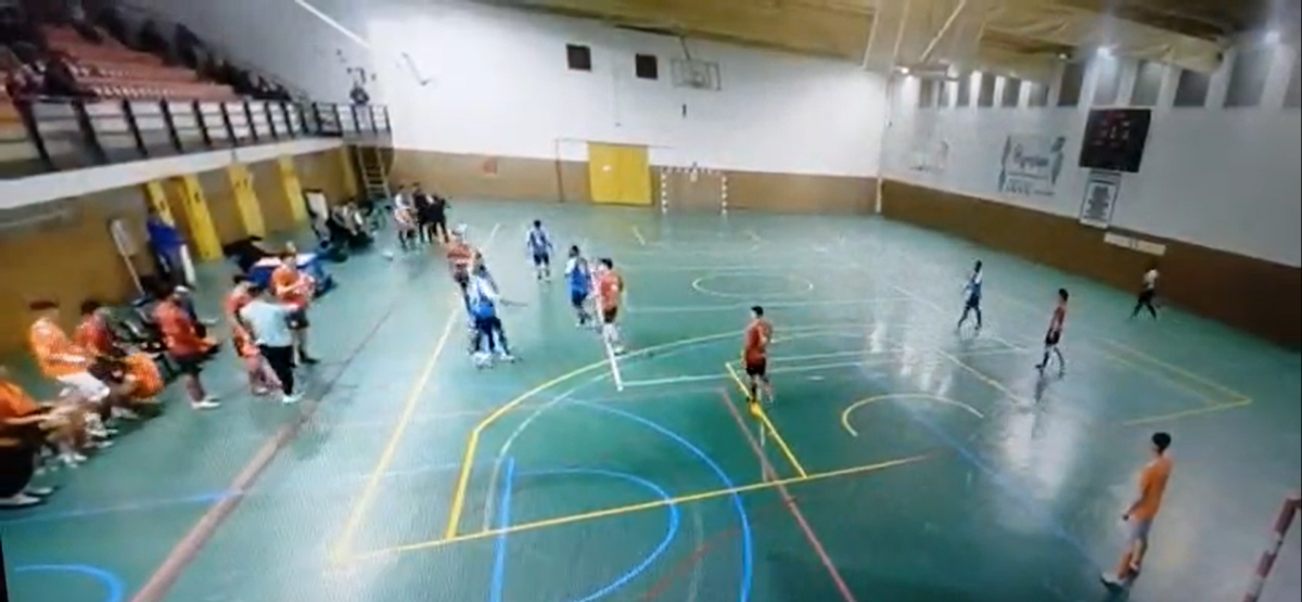 Foto del momento en el que el balermero golpea a uno de los árbitros