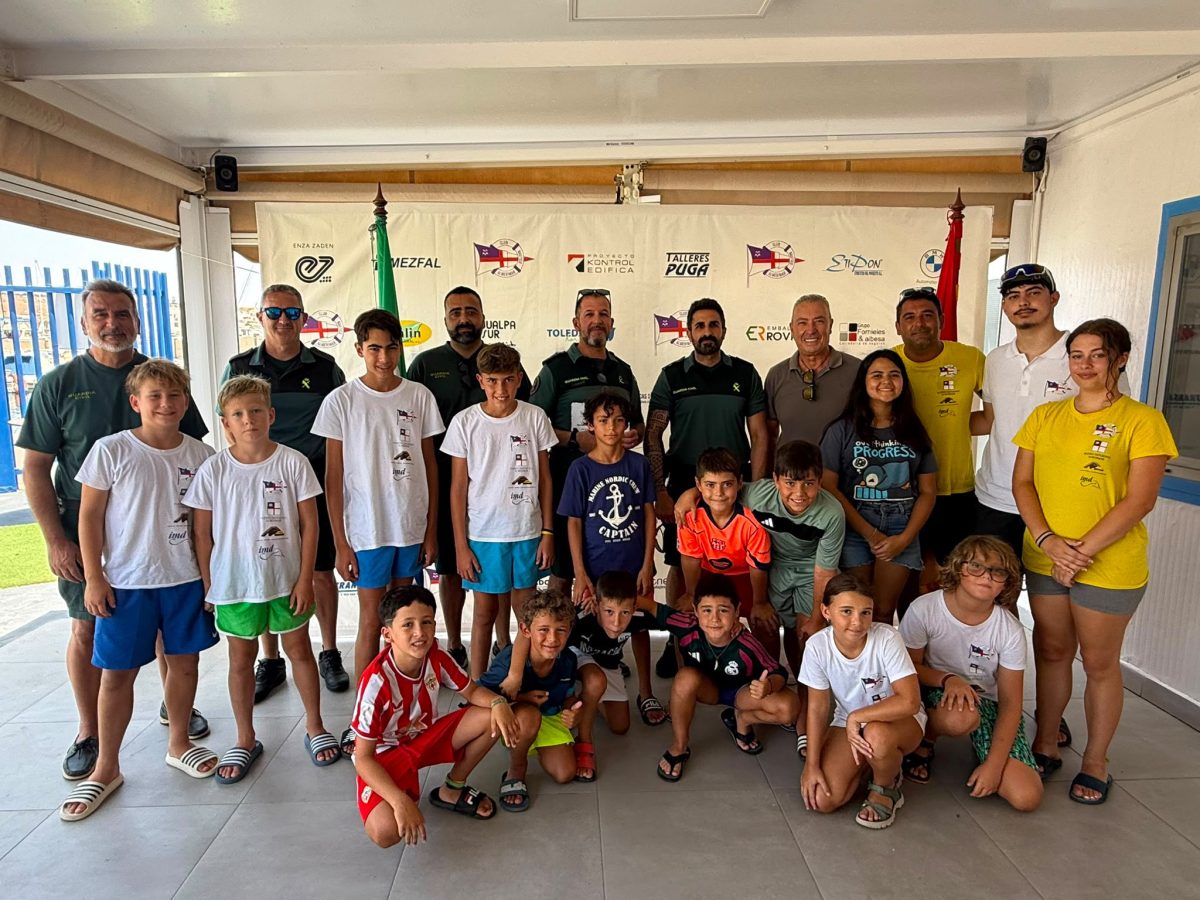 Visita de la Guardia Civil al Club Náutico de Almerimar. /DC